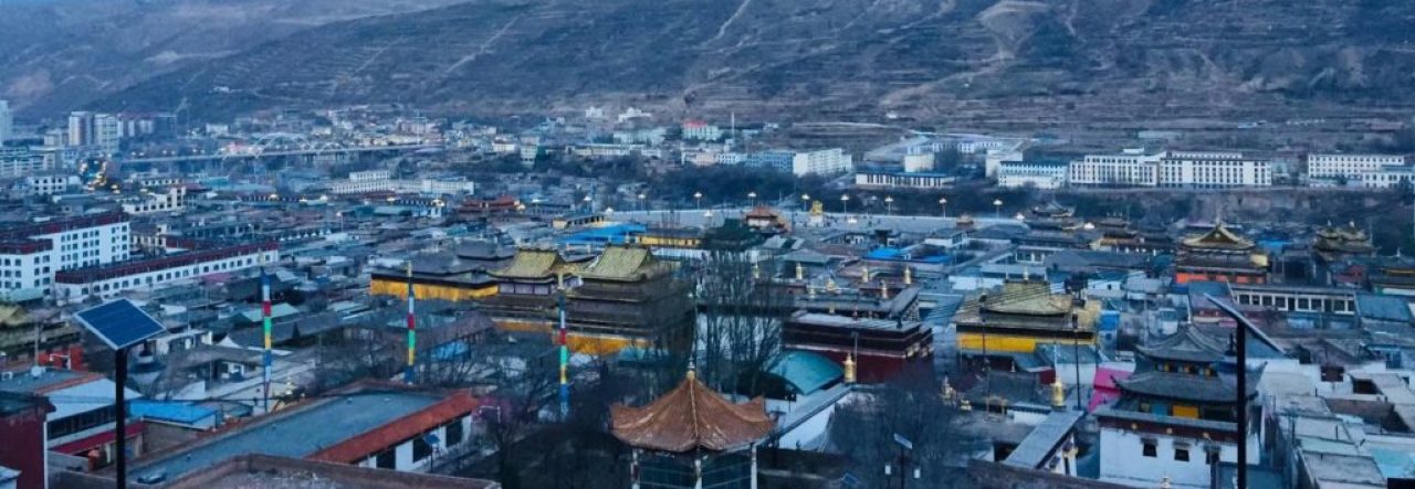 ལོོ་རབས་ ༨༠ ནང་མདོ་སྨད་རེབ་གོང་དུ་རྒྱ་གཞུང་གི་སྲིད་བྱུས་ལ་ངོ་རྒོལ་བྱས་ནས་ལོ་ངོ་༣༠ འཁོར་བའི་གནས་ཚུལ་དྲན་གསོ། ༼ ཚན་པ་དང་པོ། ༽