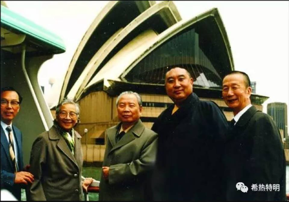 ཀུན་གཟིགས་པཎ་ཆེན་རིན་པོ་ཆེ་མཆོག་ཨོ་སི་ཊོ་ལི་ཡར་ཆིབས་བསྒྱུར་གནང་བ།